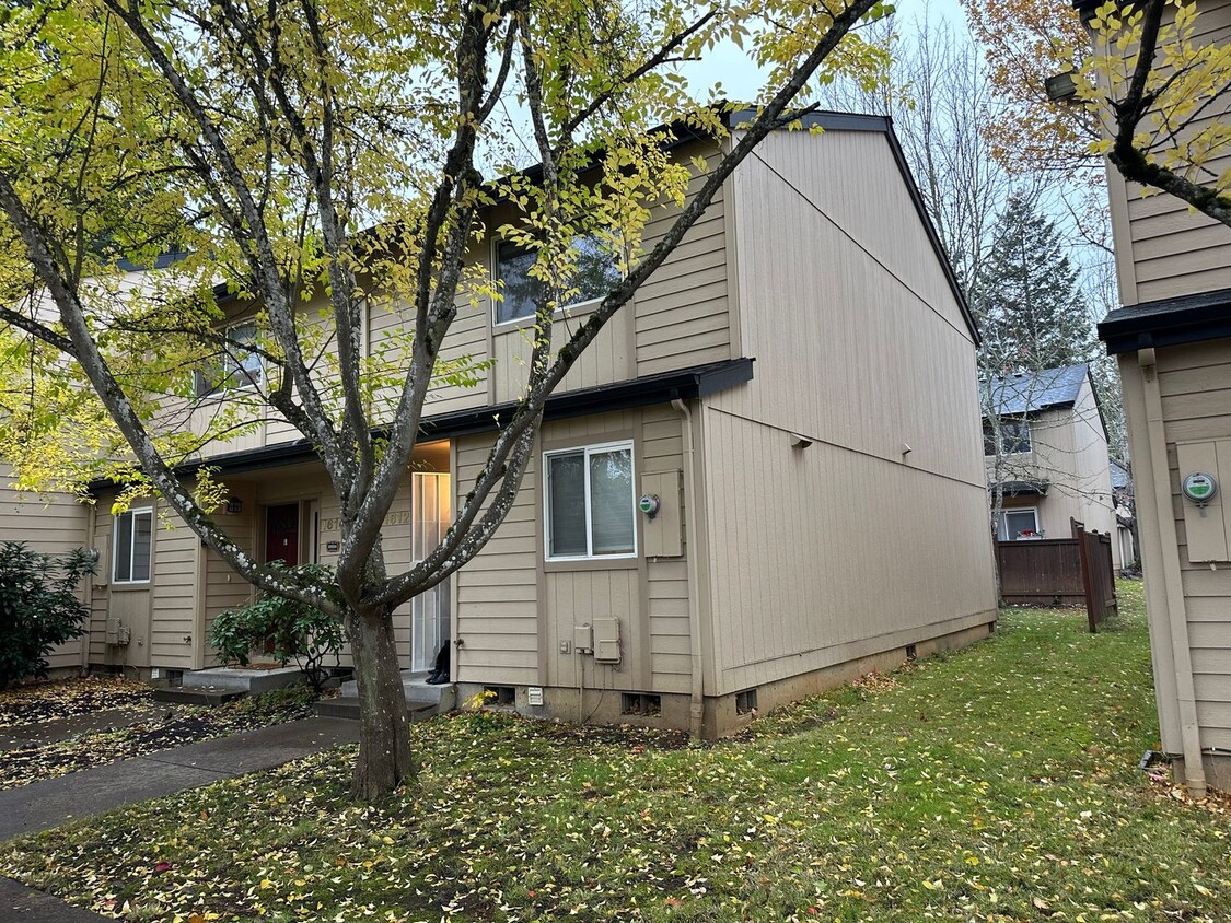 Primary Photo - Beautifully updated townhouse in Eugene!