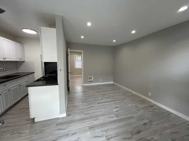 Building Photo - 618 Pico Blvd