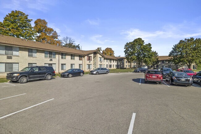 Foto del edificio - Large second floor one bedroom available J...