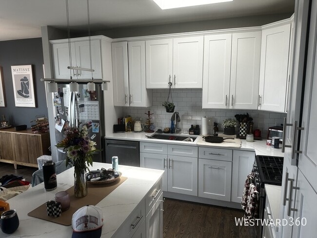 Photo - 1830 N Winchester Ave Apartment