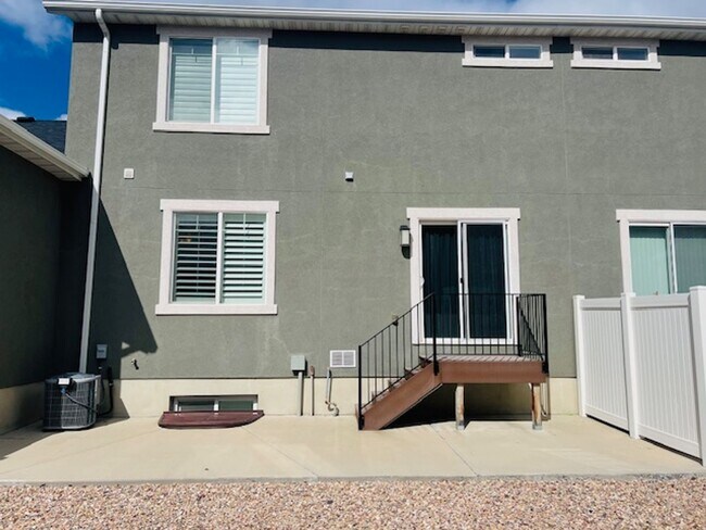 Foto del edificio - Beautiful home with central air and 2 car garage.