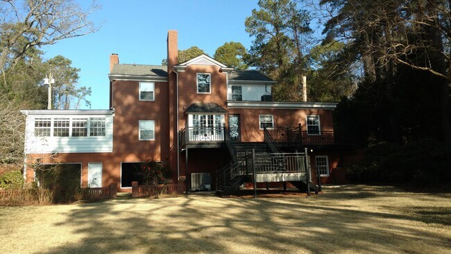 Building Photo - 1809 Lakeshore Dr