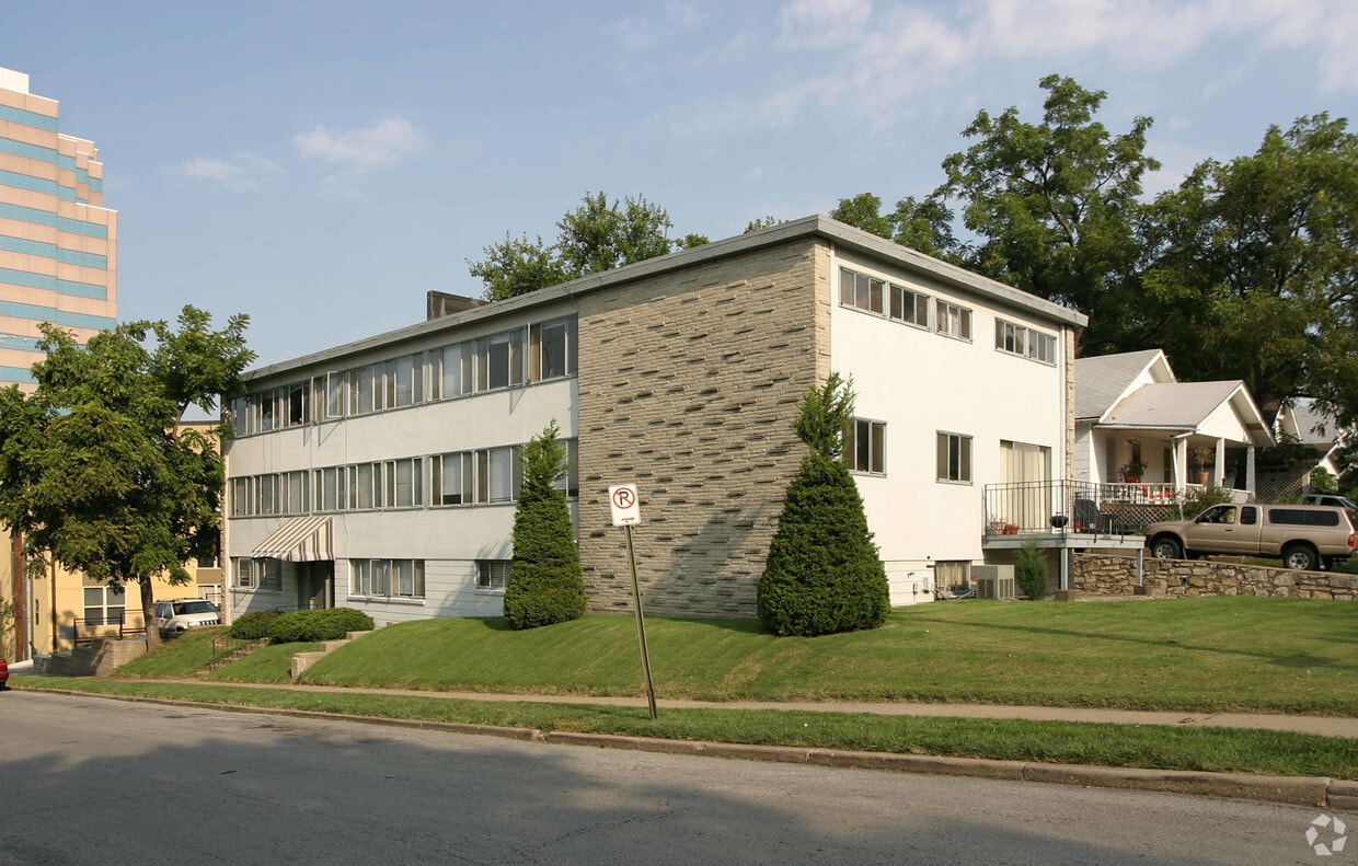 Building Photo - 4544 Summit St