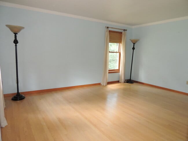 Building Photo - 12 Cardinal Ln