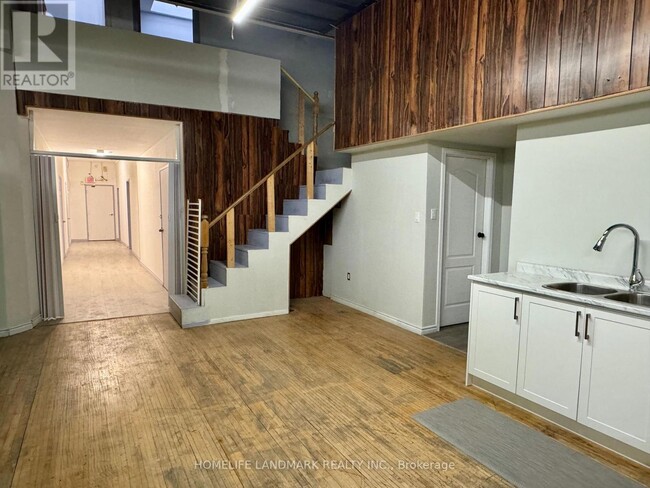 Building Photo - 450 Spadina Ave.