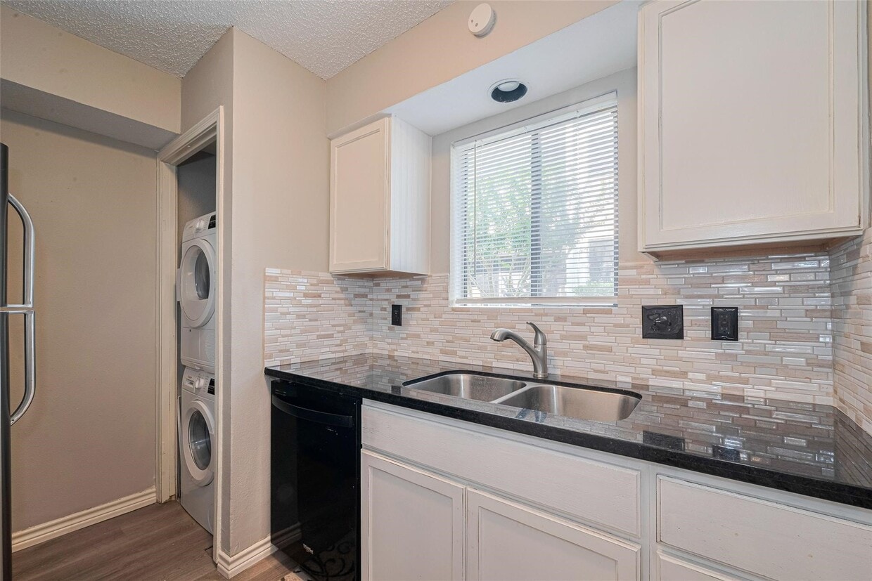 Primary Photo - 12100 Melville Dr