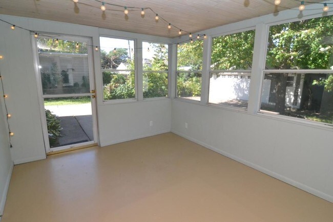 Building Photo - 4616 Vallacher Ave