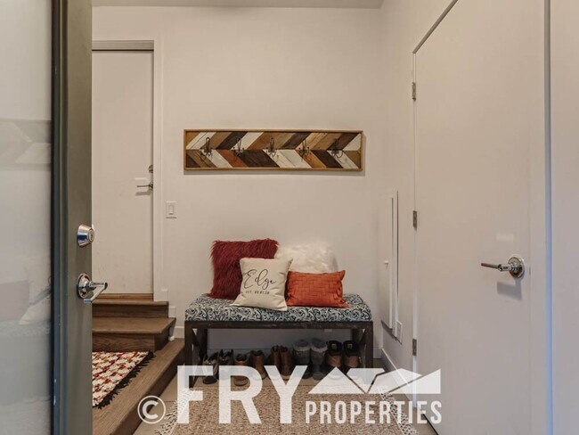 Foto del edificio - Beautiful townhome in the Sloans Lake Neighborhood.