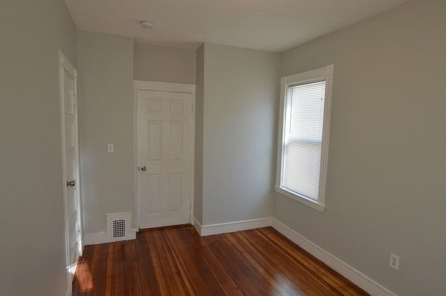 Building Photo - 28 Taft St