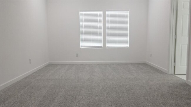 Foto del edificio - 5126 Lyndhurst Dr