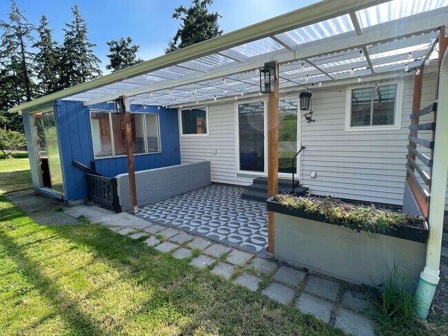 Building Photo - Beautifully Remodeled 3 Bedroom Home with ...