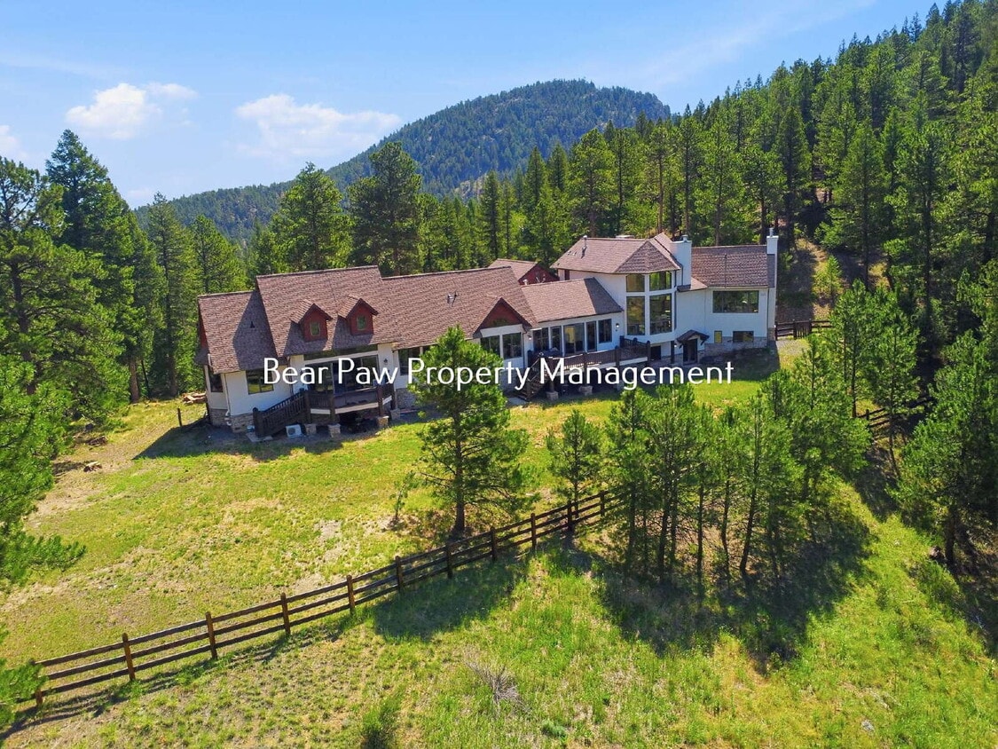"Spacious 6-Bedroom Retreat with 7 Luxurious Bathrooms off Upper Bear Creek!" - "Spacious 6-Bedroom Retreat with 7 Luxurious Bathrooms off Upper Bear Creek!"