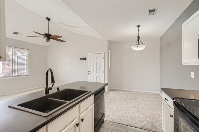 Foto del edificio - 8481 W Union Ave