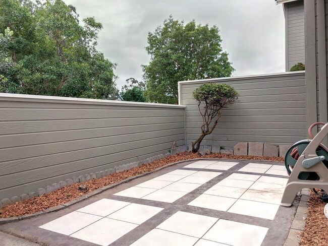 Building Photo - Newly Remodeled - 2 Bed 2.5 Bath Daly City...