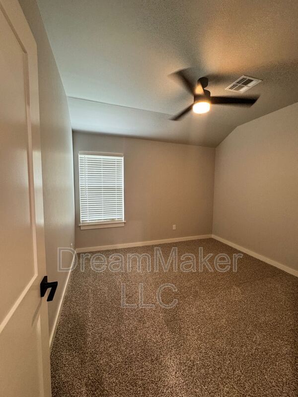 Building Photo - 736 Apple Blossom Way