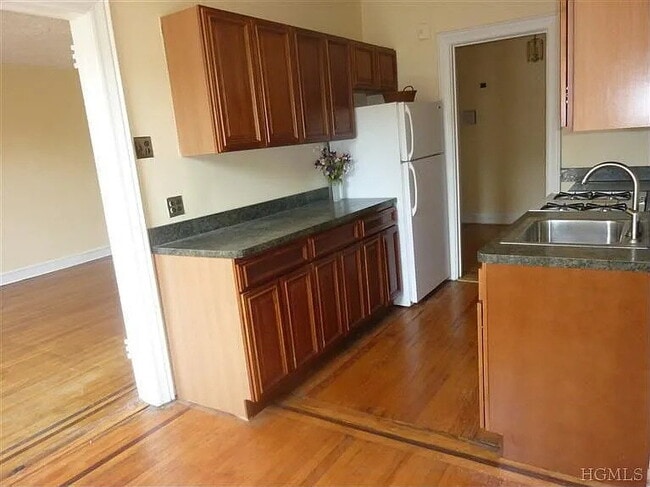 Building Photo - 100 Pelham Rd