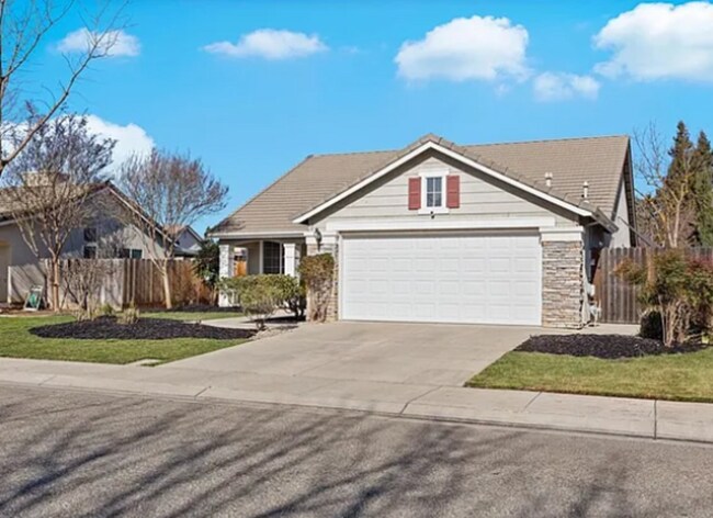 Building Photo - 2085 Pinehurst Ct