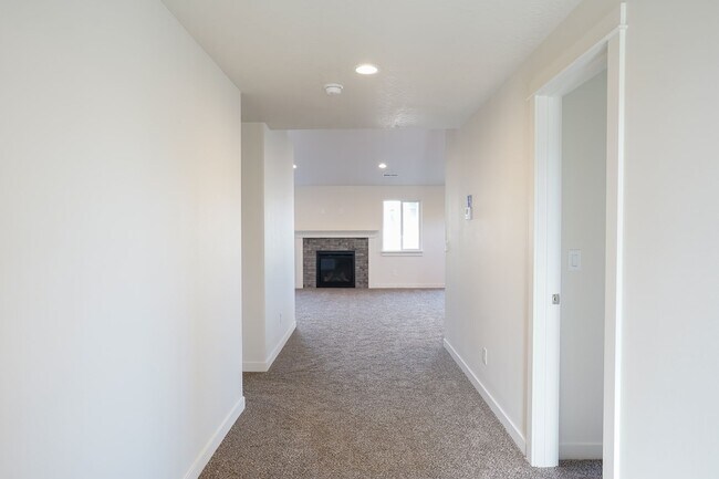 Foto del edificio - 3 Bedroom home with 3 Car Garage!