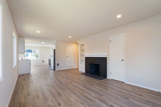 Foto del edificio - Spacious 4-Bed Home w/ Finished Basement & Fenced Yard – Lents Neighborhood
