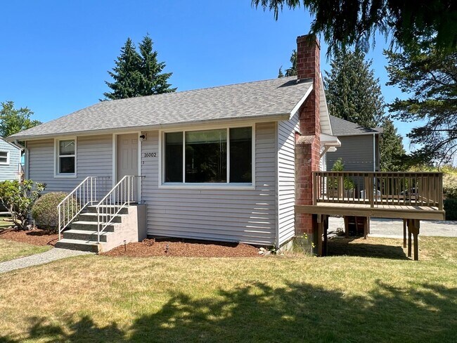 Foto del edificio - Charming 2 Bedroom Home with Expansive Yar...