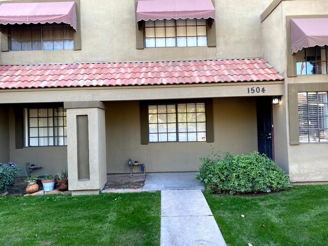 Building Photo - 1504 W La Jolla Dr