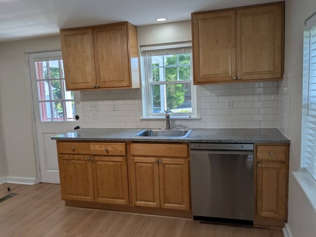 Building Photo - 31 Beechwood Ave