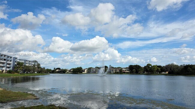 Building Photo - 9375 Fontainebleau Blvd