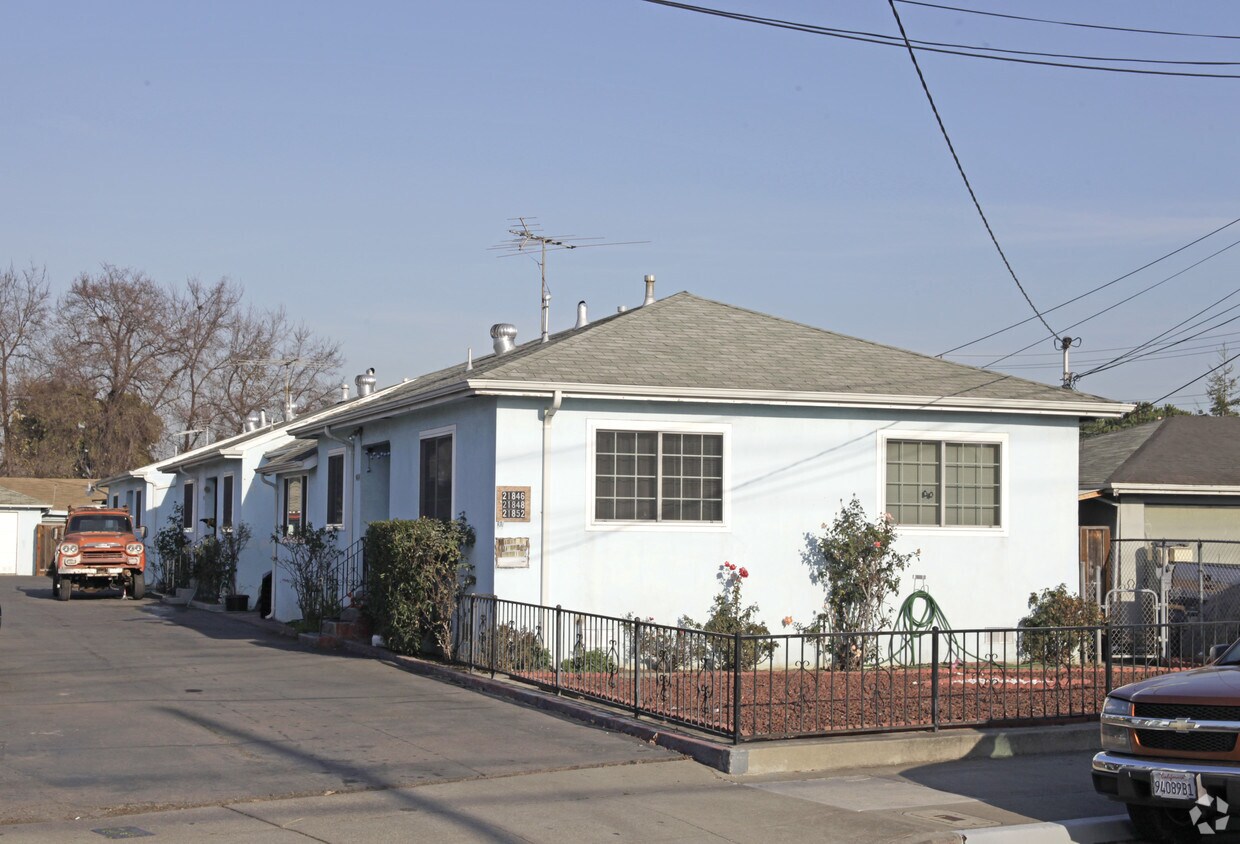 Foto del edificio - 21836-21852 Meekland Ave