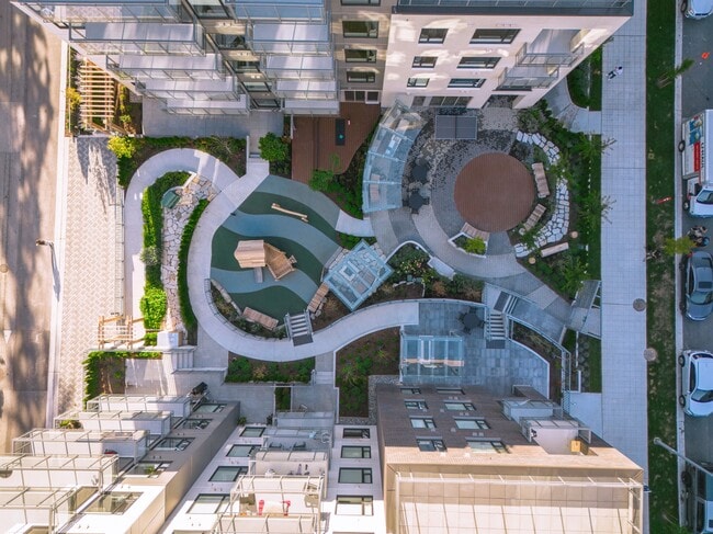 Building Photo - Seasons