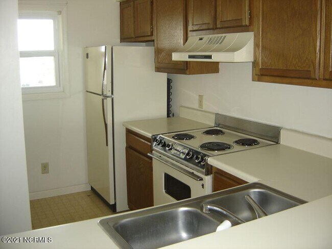 Building Photo - 650 Cedar Point Blvd