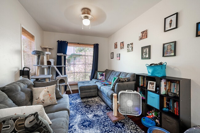 Foto del edificio - 4979 Randlett Dr