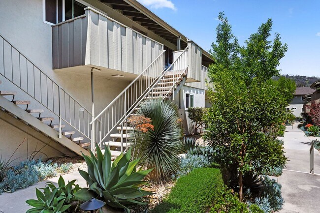 Foto del edificio - The perfect upstairs location down town Santa Barbara!