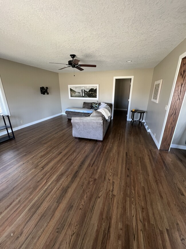 Living room - 340 Chapman Rd