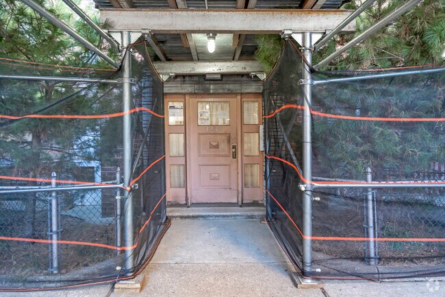 Entrada - 3231 Barker Ave