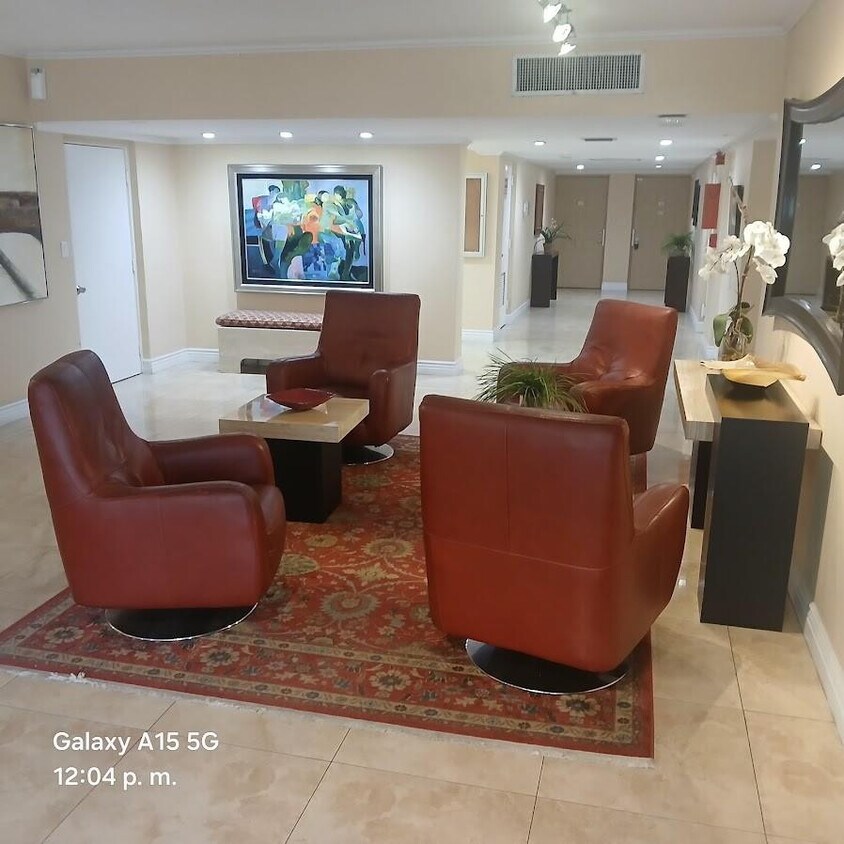 Foto del edificio - 800 W Cypress Dr