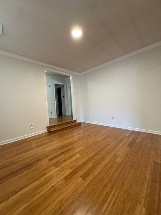 Building Photo - 305 Glen Oak Dr