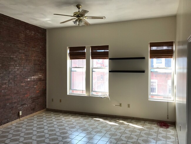 Building Photo - 369 Hanover St