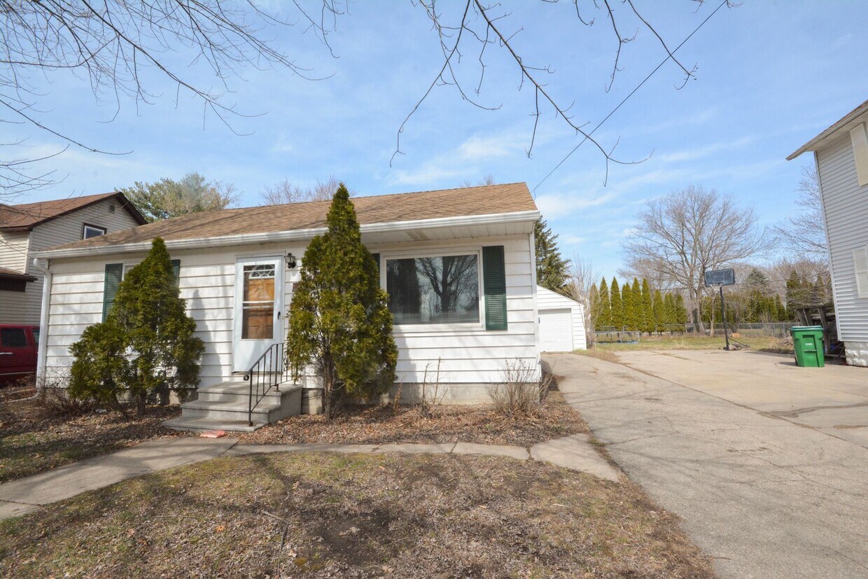 Primary Photo - Spacious and Updated 2 Bedroom Available F...