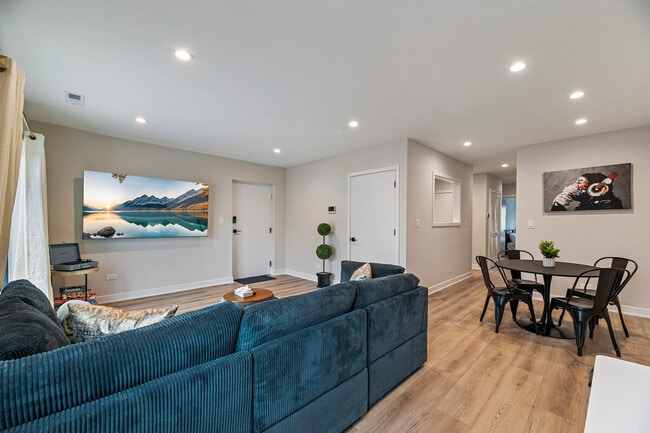 Building Photo - 2337 W Touhy Ave