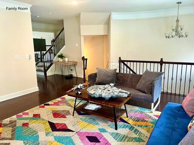 Foto del edificio - Charming Townhouse in Prime Location!