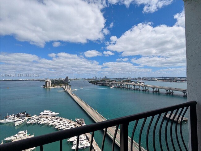 Foto del edificio - 555 NE 15th St