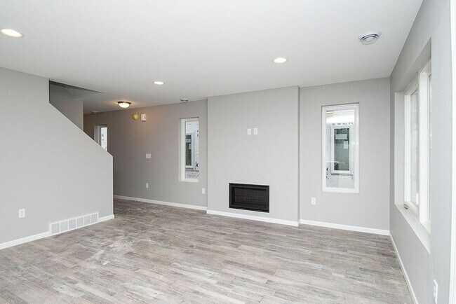 Building Photo - Luxury Townhome Living