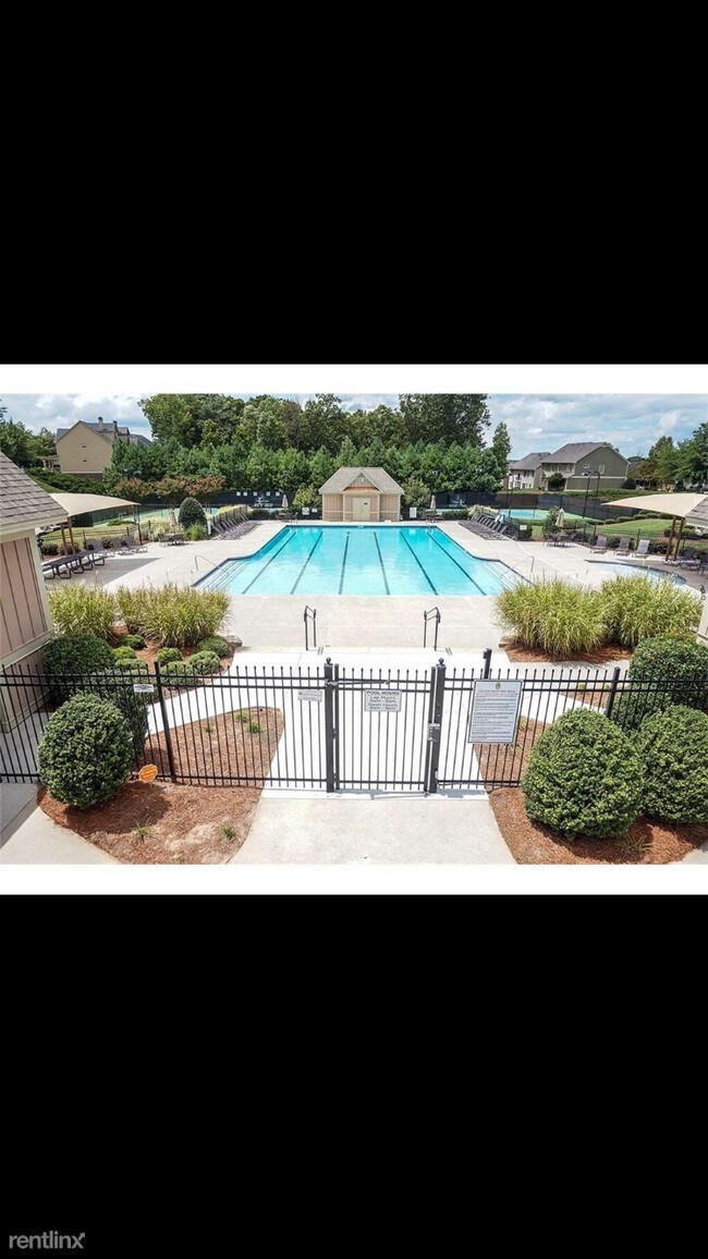 Building Photo - 528 Village Arbor Park