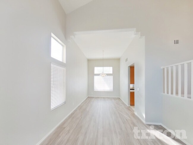 Foto del edificio - 9221 Valador Ave