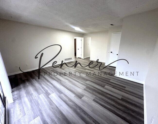 Foto del edificio - 1310 Valley Woods Ct