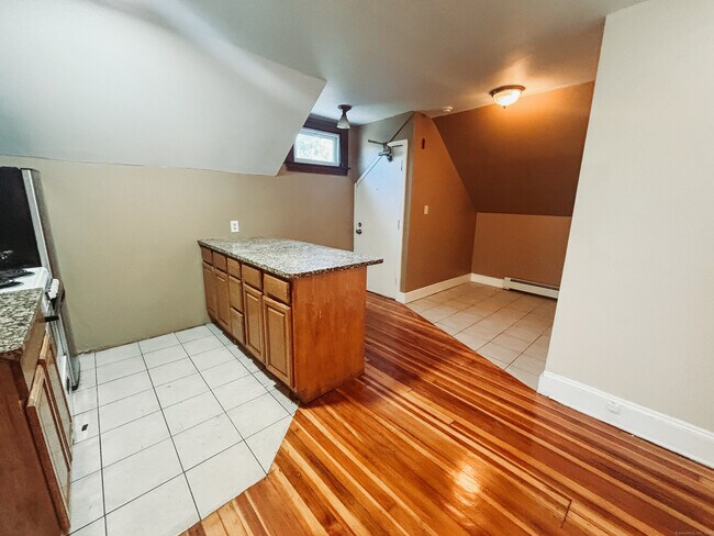 Building Photo - 62 Quaker Ln S