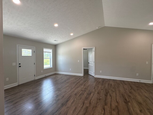 Foto del edificio - Spacious Duplex with Fenced-In Backyard!