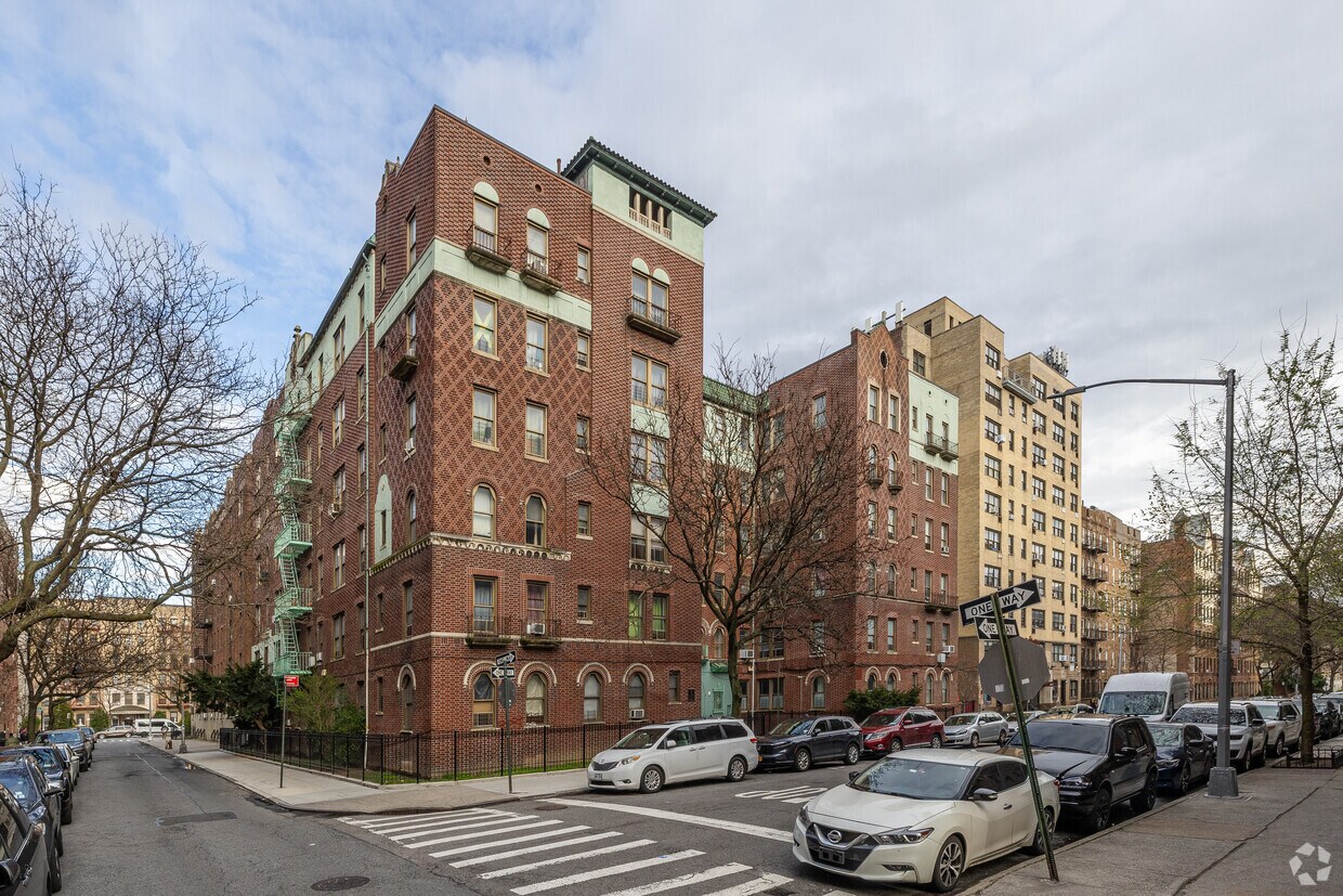 49 E 19th St Brooklyn, NY 11226-4456 - 49 E 19th St