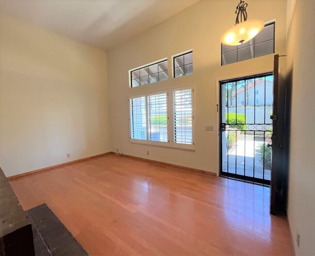 Building Photo - Beautiful San Carlos townhome available now!