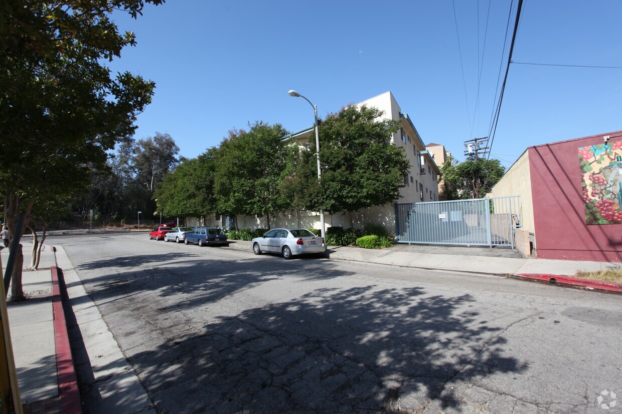 Fotografía del edificio - 5201 Rigoletto St